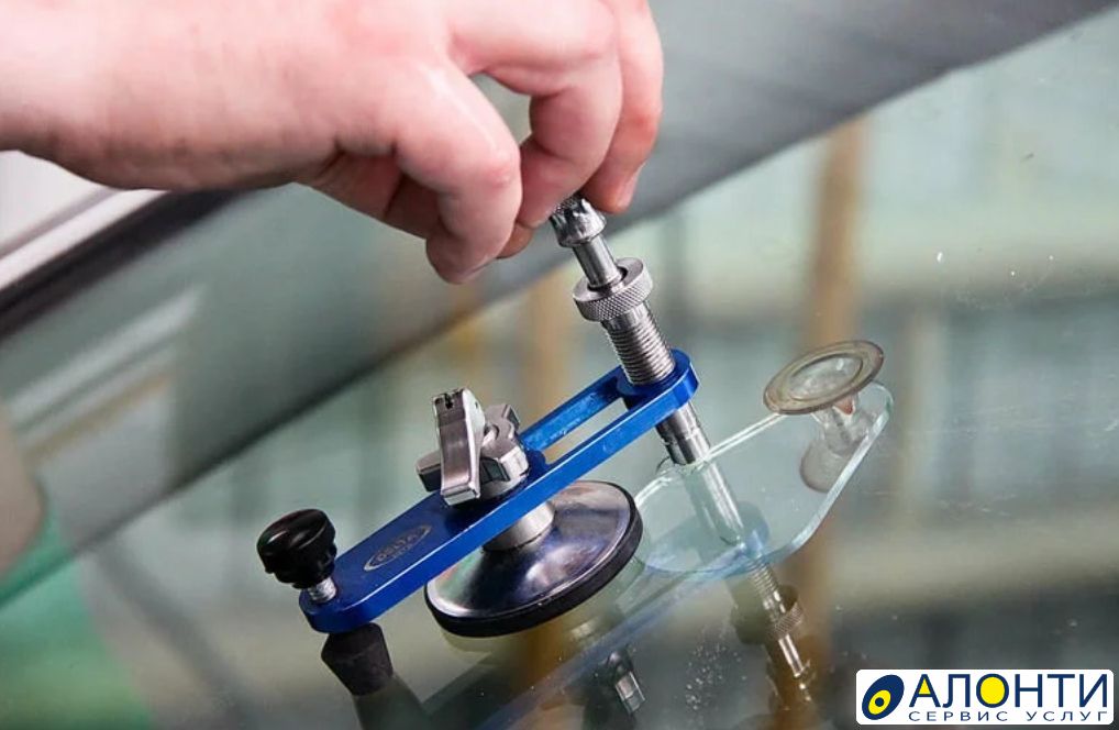 Как осуществить ремонт трещины на лобовом стекле своими руками