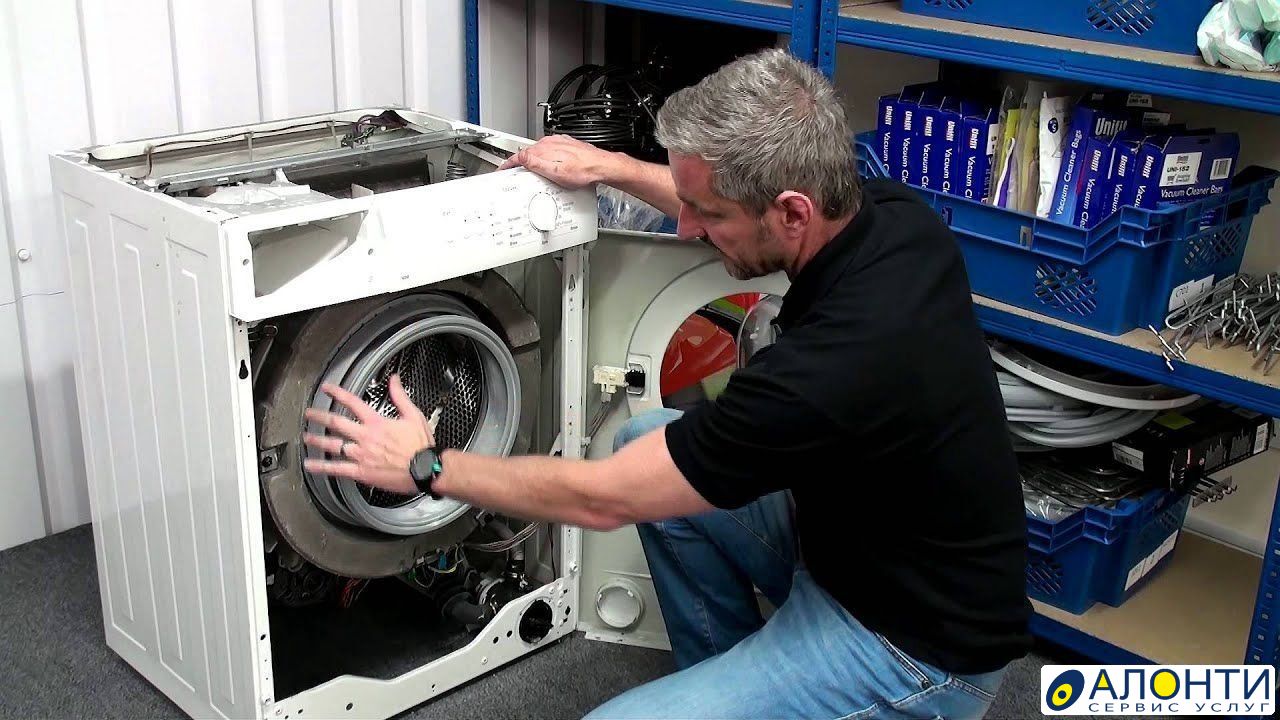 Ремонт стиральных машин бесплатный выезд. Мастер стиральных машин. Мастер по ремонту стиральных машинок. Ремонт стиральных машин. Мастер чинит стиральную машинку.