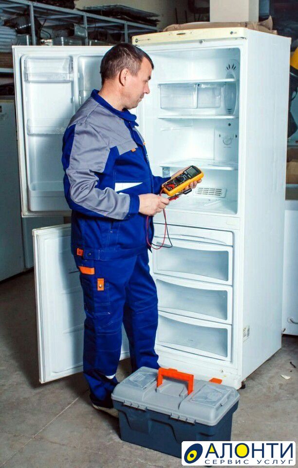 Ремонт холодильников в москве выезд. Мастер по ремонту холодильников. Мастер холодильников. Электромеханик по торговому и холодильному оборудованию. Мастер холодильного оборудования.