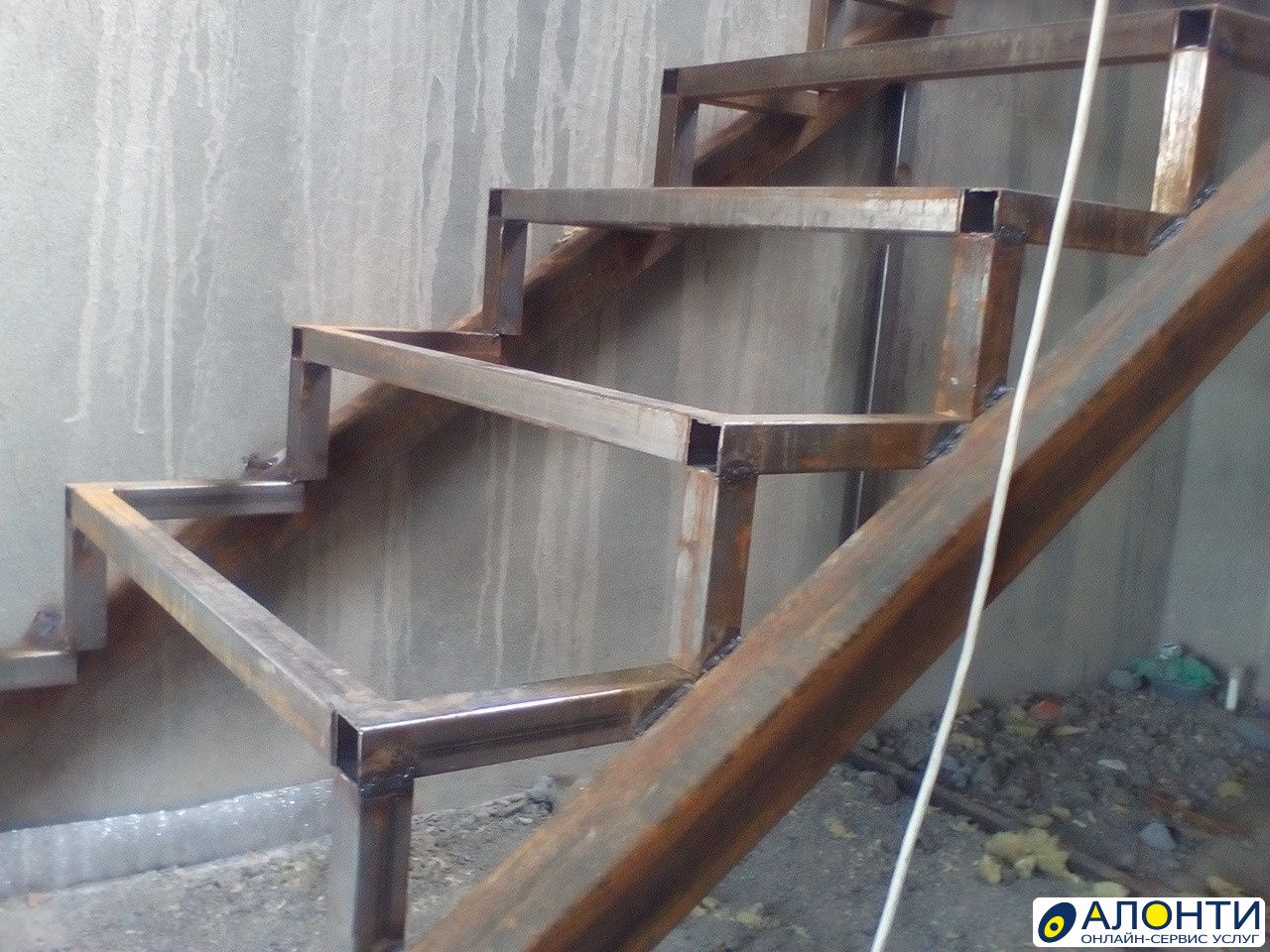Лестница из металла со ступенями из дерева ЛС-2034